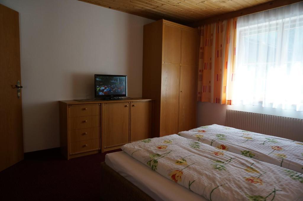 Haus Birgit Hotell Pettneu am Arlberg Rom bilde